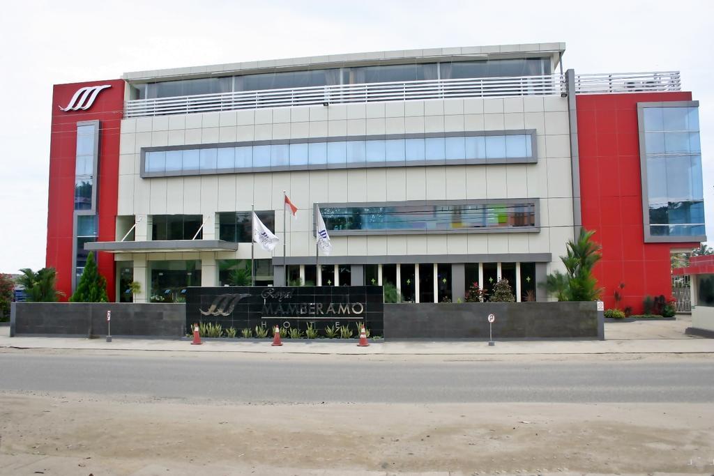 Royal Mamberamo Hotel Sorong Exterior photo