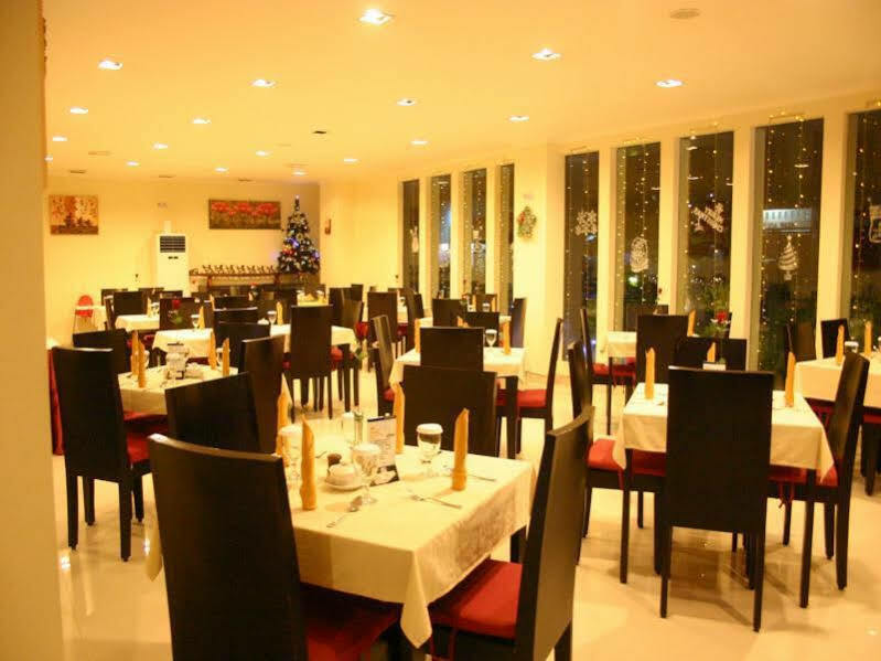 Royal Mamberamo Hotel Sorong Exterior photo