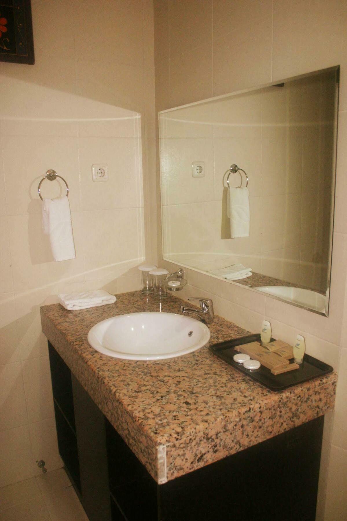 Royal Mamberamo Hotel Sorong Exterior photo