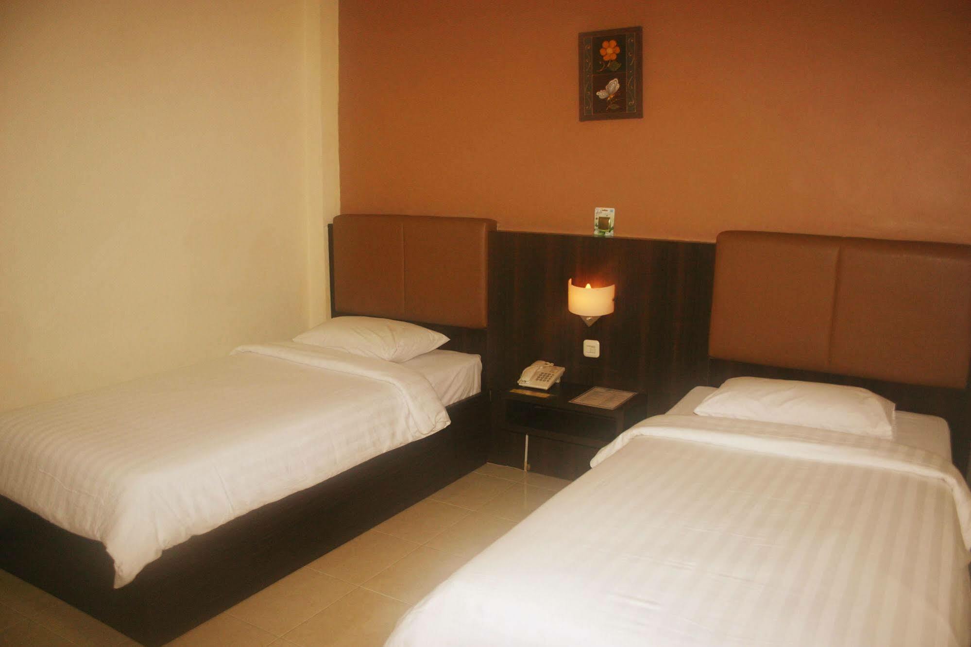 Royal Mamberamo Hotel Sorong Exterior photo